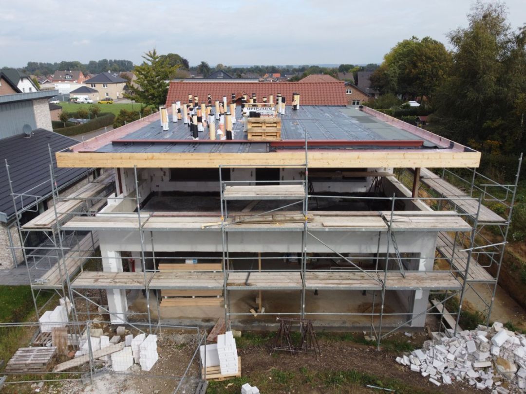 Rohbau eines Wohnhauses im Gerüst mit Geschossdecke und Attika