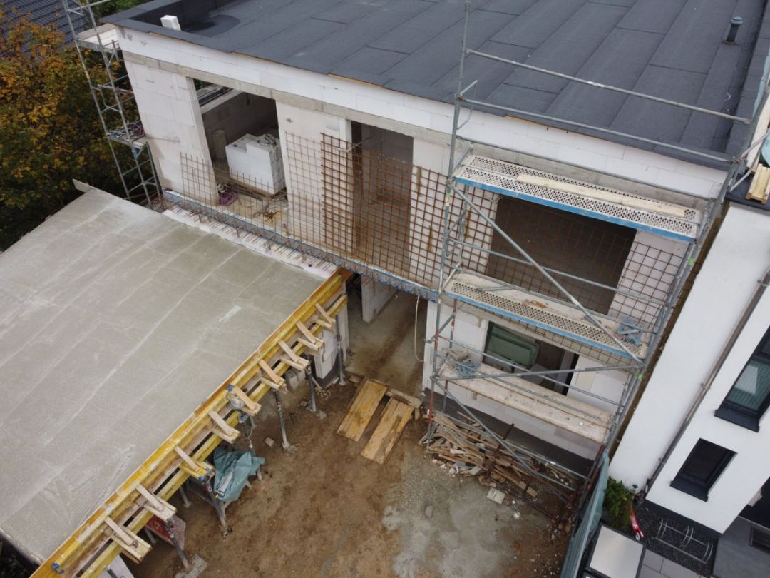 Holzschalung mit Unterstellung an einem Bauwerk vor dem Betonieren