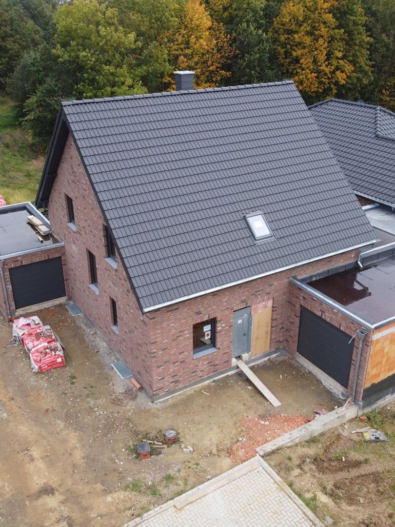 Wohnhaus aus Klinker mit angebautem Baukörper während der Bauarbeiten